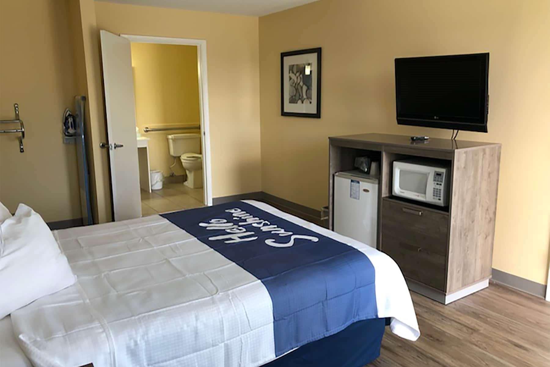 Days Inn By Wyndham Cape Carteret Near Emerald Isle Exterior photo